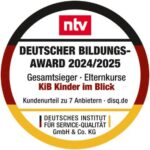Logo eines runden Siegels mit Text: "ntv DEUTSCHER BILDUNGS-AWARD 2024/2025, Gesamtsieger Elternkurs Kinder im Blick".