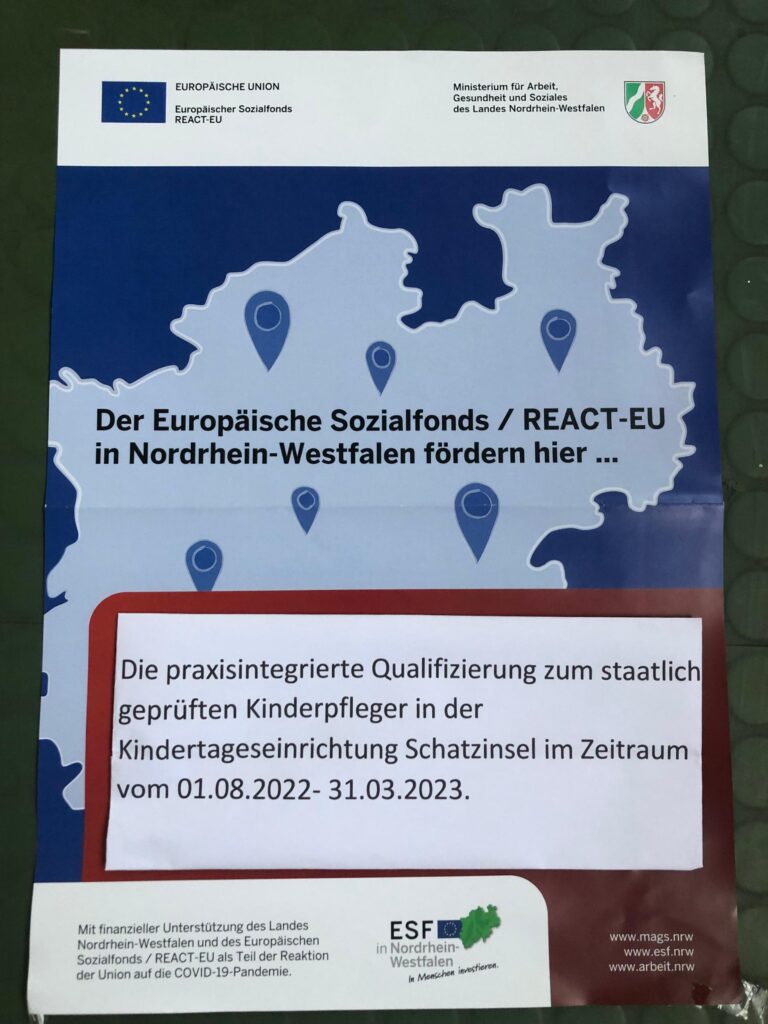 Flyer mit blauer Karte von Nordrhein-Westfalen, Text zu ESF/REACT-EU Förderung, Logos und Kontaktinformationen.