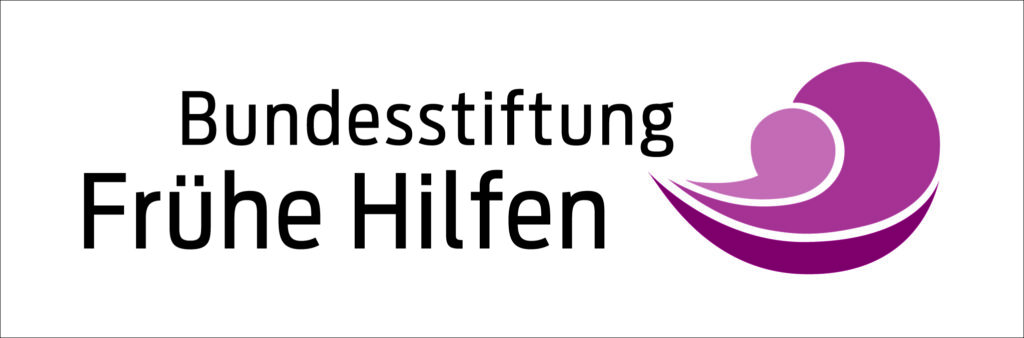 Logo der Bundesstiftung Frühe Hilfen mit schwarzem Schriftzug und einer lilafarbenen Grafik von stilisierter erwachsener Person mit Kind.